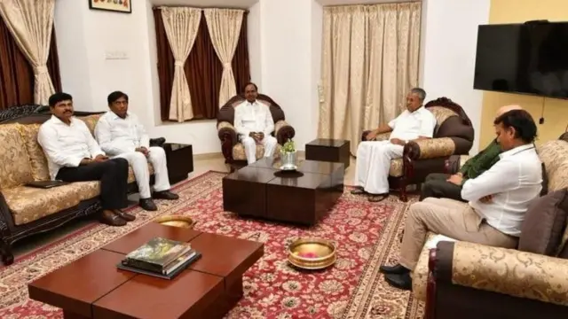 કેરલના મુખ્યમંત્રી વિજયન સાથે મુલાકાત દરમિયાન તેલંગણાના મુખ્યમંત્રી ચંદ્રશેખર રાવની ફાઇલ તસવીર