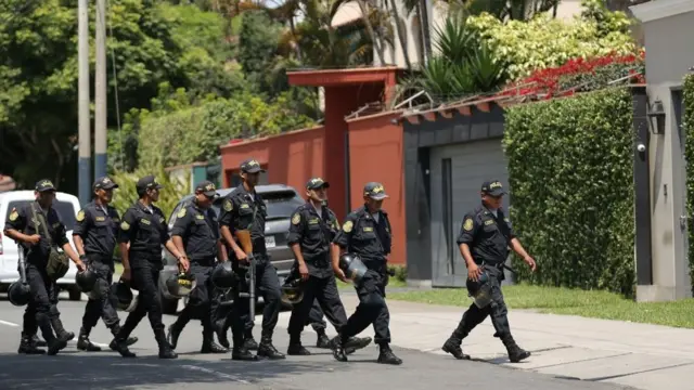 Des éléments de la police prennent d'assaut le domicile de l'ancien président.