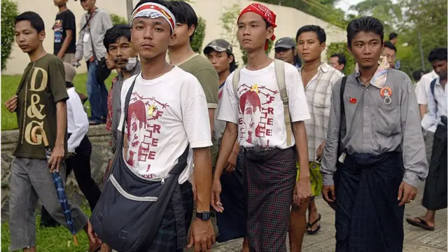 অনেকে মিয়ানমারের ঐতিহ্যবাহী পোশাক সারং পরে বিক্ষোভ করেছেন।