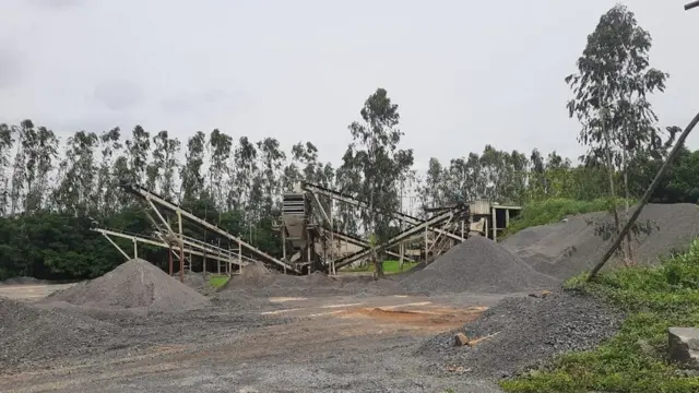 అడవుల్లోనే క్వారీలు