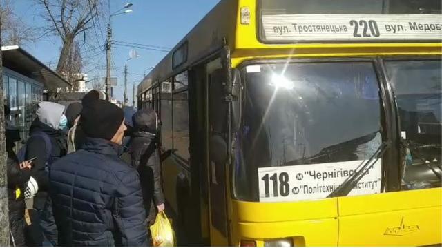 Очередь на автобусной остановке в одном из районов Киева