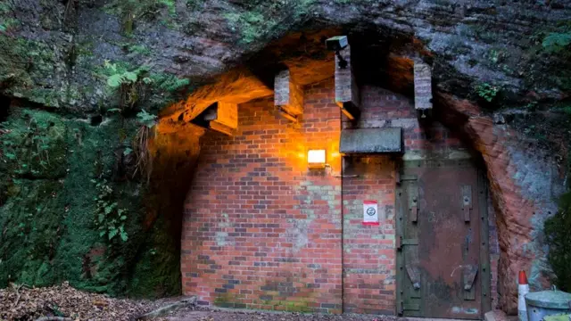 Волонтеры заходят в комплекс через вход A, который использовался в период, когда это подземелье служило бункером