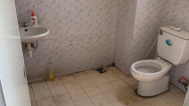 Nhà vệ sinh dơ, sàn bẩn và kém vệ sinh