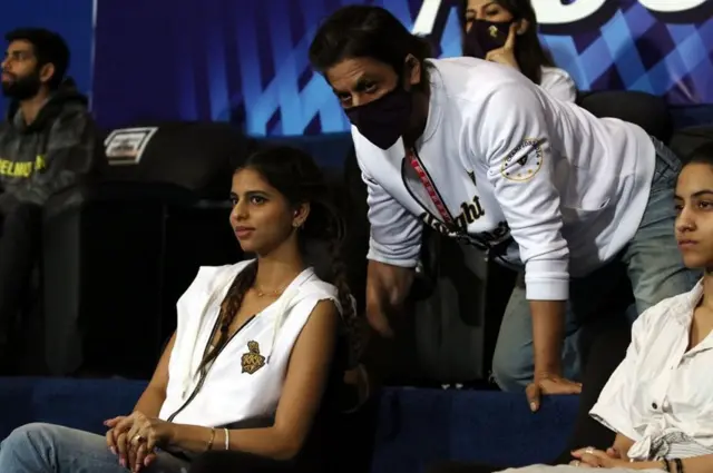 मैच का लुत्फ लेते शाहरूख ख़ान और उनकी बेटी सुहाना