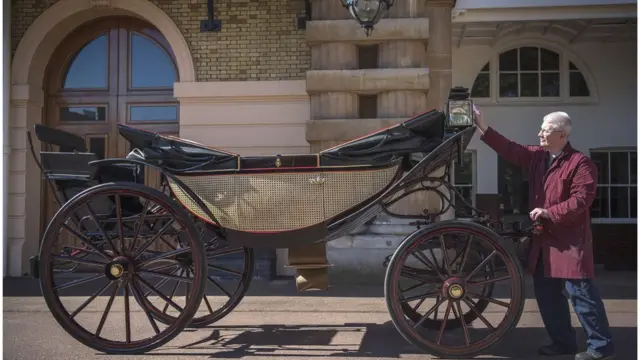 Hoàng tử Harry và cô Meghan chọn chiếc xe ngựa Ascot Landau, chuyên được sử dụng trong các sự kiện và nghi lễ cấp nhà nước.