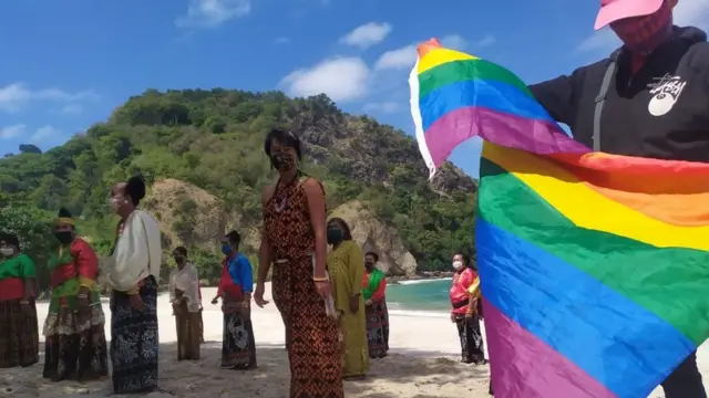 pengibaran bendera pelangi