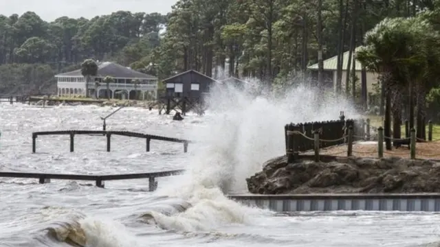 சூறாவளி மைக்கேல்: 'மிகவும் ஆபத்து விளைவிக்கக்கூடியது' - அச்சுறுத்தலில் புளோரிடா