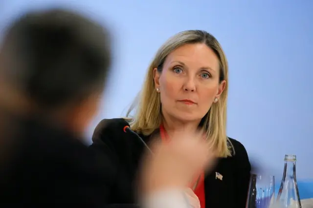 АҚШ Давлат котибининг қуроллар назорати бўйича ўринбосари Андреа Томсон Хитойнинг бундай битимга нисбатан қизиқиш билдирмаслигини эслатиб ўтган.