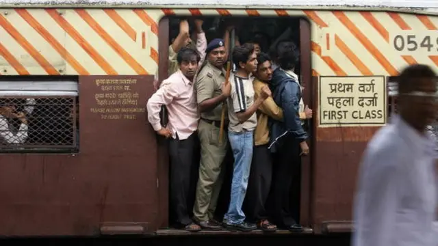 લોકલ ટ્રેનનો ફર્સ્ટ ક્લાસ ડબ્બો