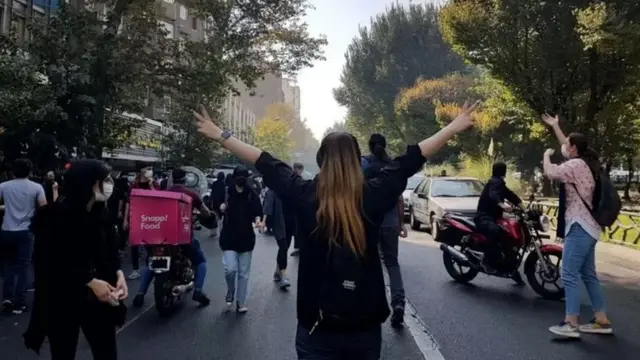 دور جدید اعتراضات در ایران از اواخر شهریور ۱۴۰۱ آغاز شد و طیف های مختلفی از شهروندان به آن پیوستند