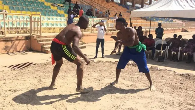 Awọn eeyan meji to n mu ẹkẹ