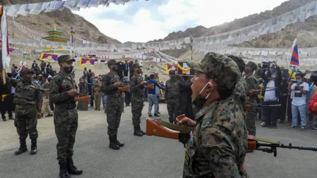 চীন সীমান্তে নিহত এক তিব্বতি বংশোদ্ভূত ভারতীয় সেনাকে শেষ বিদায় জানাচ্ছেন তার সতীর্থরা
