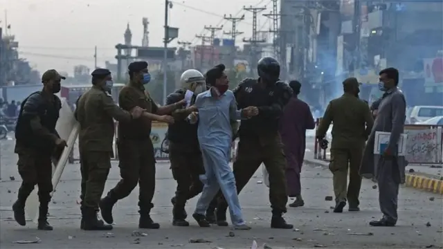 पुलिस ने टीएलपी के कई कार्यकर्ताओं को भी गिरफ़्तार किया है