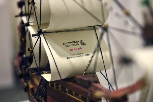 Un timbre de libération de Guantanamo sur la voile d'un navire fabriqué par Moath al-Alwi.