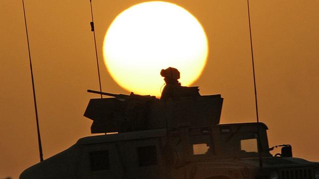 Soldado americano faz patrulha no deserto do Iraque