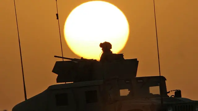 Soldado americano faz patrulha no deserto do Iraque