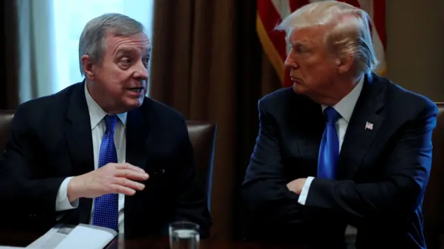 联邦参议员迪克·德宾（左）与特朗普（右）在会议上交谈（9/1/2018）