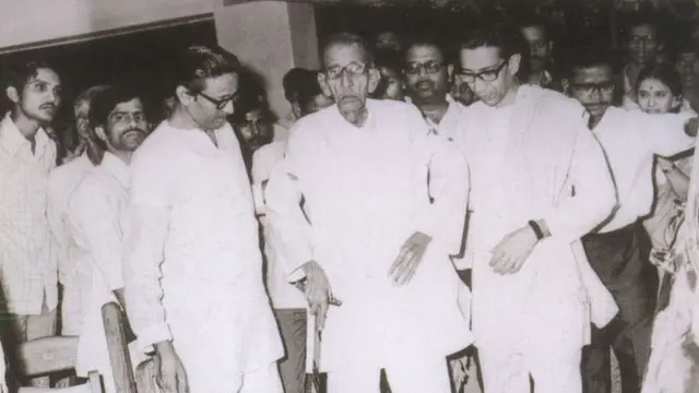 प्रबोधनकार ठाकरेंसोबत बाळ ठाकरे.