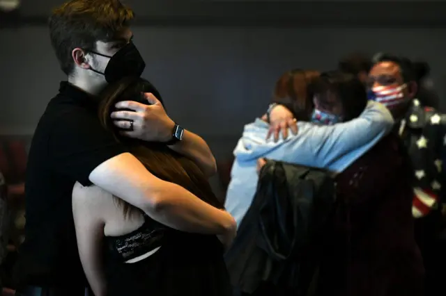 Люди обнимают друг друга в знак поддержки