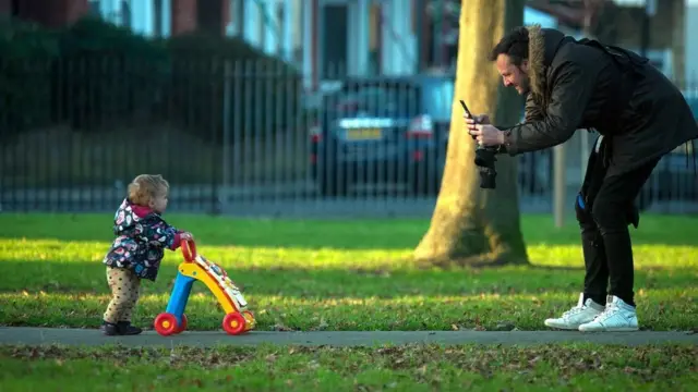 자녀들이 어린 나이일 때부터 SNS를 접하도록 하는 부모들이 많다
