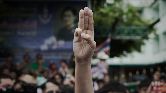 การชู 3 นิ้ว กลายเป็นสัญลักษณ์ของฝ่ายต่อต้านคณะรัฐประหารไทย โดยเลียนแบบจากภาพยนตร์เรื่อง "The Hunger Games" สื่อความหมายถึงสันติภาพ เสรีภาพ และภราดรภาพ