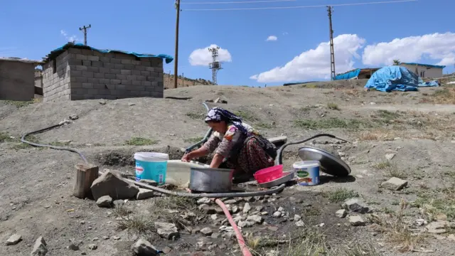 kazanda çamaşır yıkayan kadın