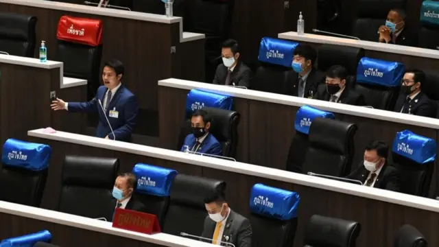 นายภราดร ปริศนานันทกุล และทีมคนหนุ่มภูมิใจไทย