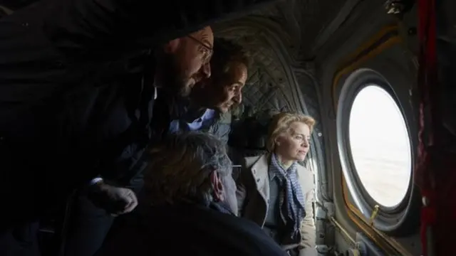 رئيسة المفوضية الأوروبية ومسؤولون آخرون نقلوا بطائرة هيليكوبتر إلى منطقة الحدود التركية اليونانية.