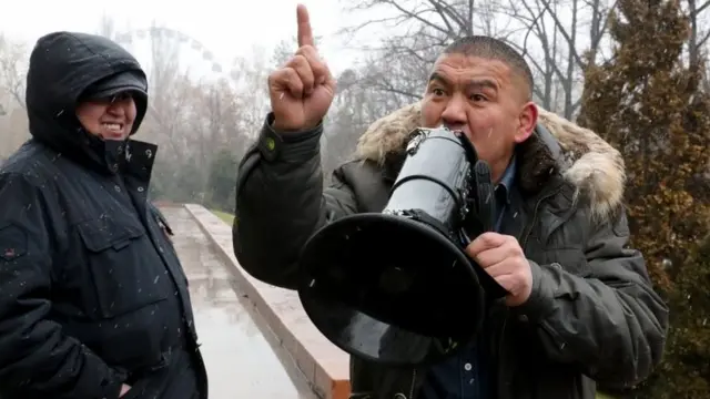 शांति सेना का विरोध करते हुए प्रदर्शनकारी