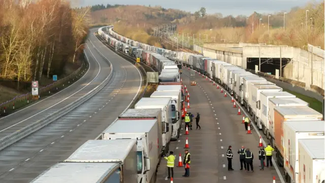 Корки на дорозі до переправи в Європу в Кенті