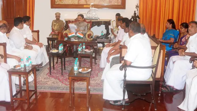 ஆளுநருடன் அதிமுக பிரதிநிதிகள்