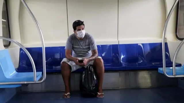 Homem com máscara no metrô365 bet cassinoSão Paulo