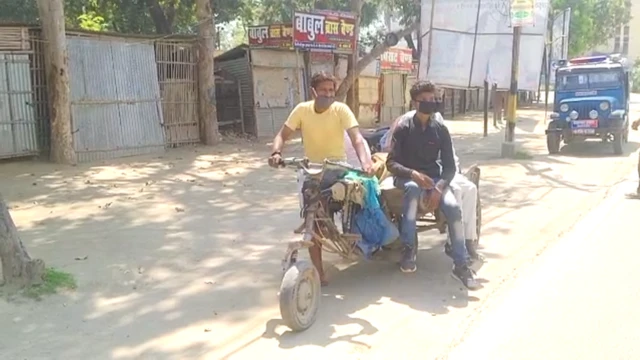 जुगाड़ के ज़रिए घर पहुंचने की कोशिश करता एक मज़दूर