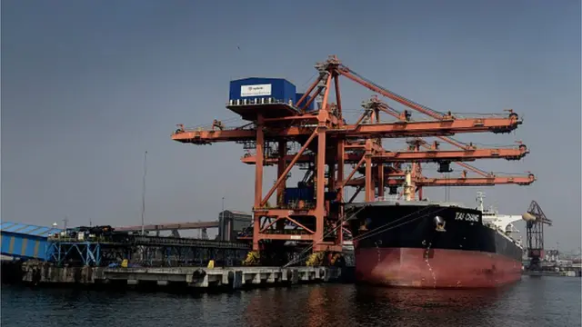 విశాఖలో లంగరు వేసిన నౌక