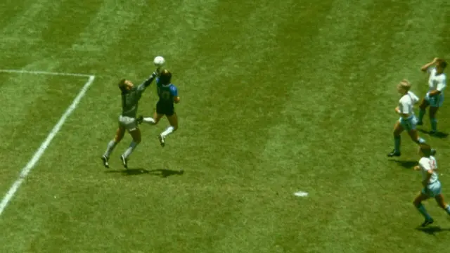 La "Mano de Dios" de Maradona sobre Shilton.