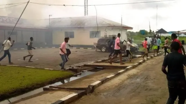 Pipo dey run comot office as di fire dey burn