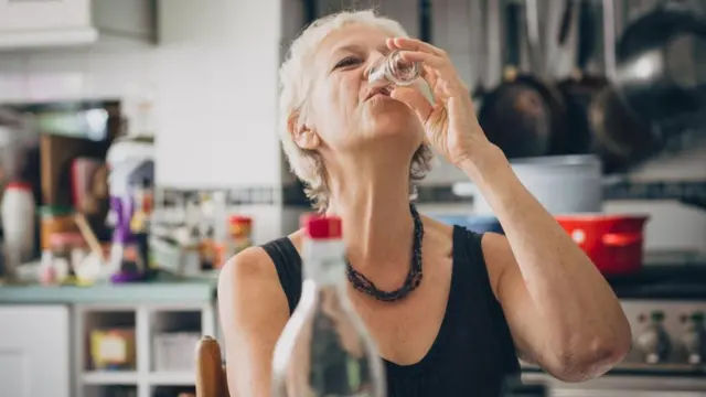 俄罗斯人喝伏特加