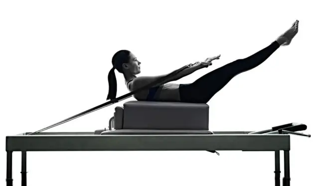 mulher fazendo pilates