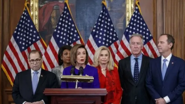 A presidente da Câmara, Nancy Pelosi, ao ladobet365 presidente apostaJerrold Nadler (canto esquerdo) e Adam Schiff (canto direito), anunciou acusação formal contra Trump por obstrução do Congresso e abusobet365 presidente apostapoder