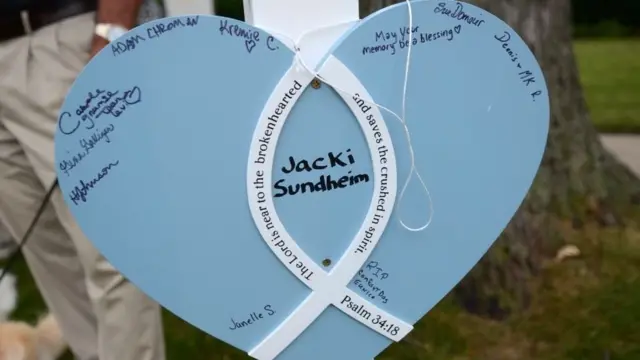 Un cartel en forma de corazón recuerda a Jacki Sundheim
