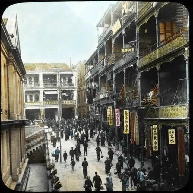 由德辅道中与铁行里之间上望租庇利街，左为中环街市，正中为皇后大道中，人寿堂右端为吉士笠街（红毛娇街）。