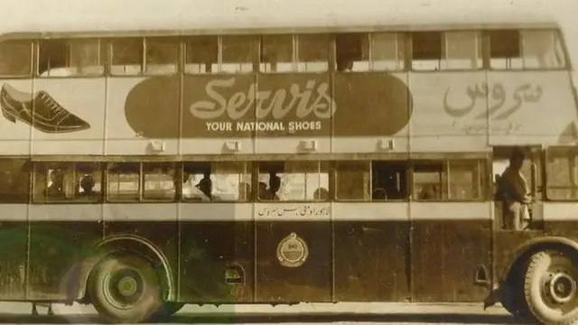 لاہور کی ایک پرانی ڈبل ڈیکر بس پر سروس کا اشتہار