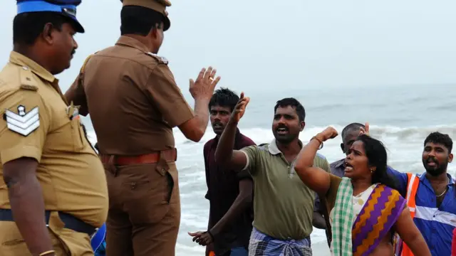 ஜல்லிக்கட்டு போராட்டத்தில் பெண்கள்