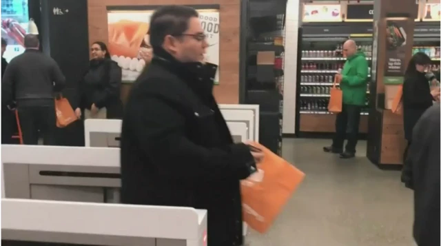 চেক আউট ফ্রি স্টোরগুলোয় ক্রেতাদের লাইনে দাঁড়ানোর ঝামেলা নেই।