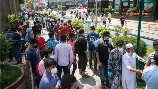 শপিং মলে ঢোকার লাইন