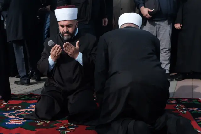 Aktuelni Muftija Islamske zajednice u Srbiji (IzuS) Mevlud Dudić je okupljenima na centralnom trgu u Novom Pazaru rekao da je njegov prethodnik na čelu IZ pripadao retkim ljudima koji unose promene u društvo.