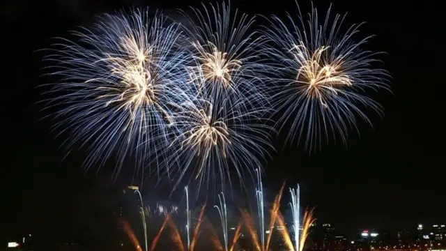 Celebración con fuegos artificiales en Asia