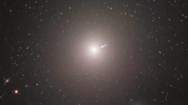 ภาพกาแล็กซี M87 จากกล้องโทรทรรศน์ VLT เผยให้เห็นไอพ่นพลังงานสูงของหลุมดำพุ่งออกไปทางขวา