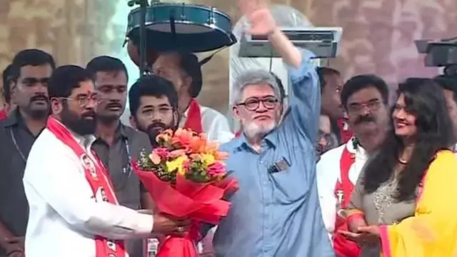 दसरा मेळाव्यात मुख्यमंत्री एकनाथ शिंदे यांनी जयदेव ठाकरे यांचं स्वागत केलं.