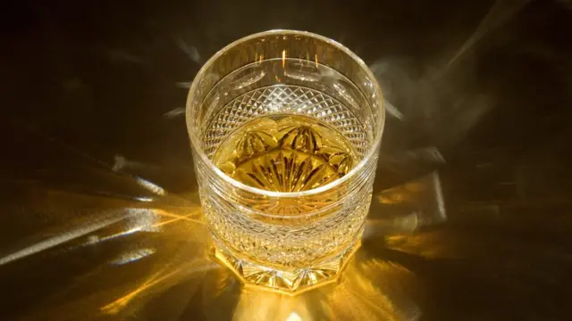 బంగారు రంగులో ఉన్న విస్కీ